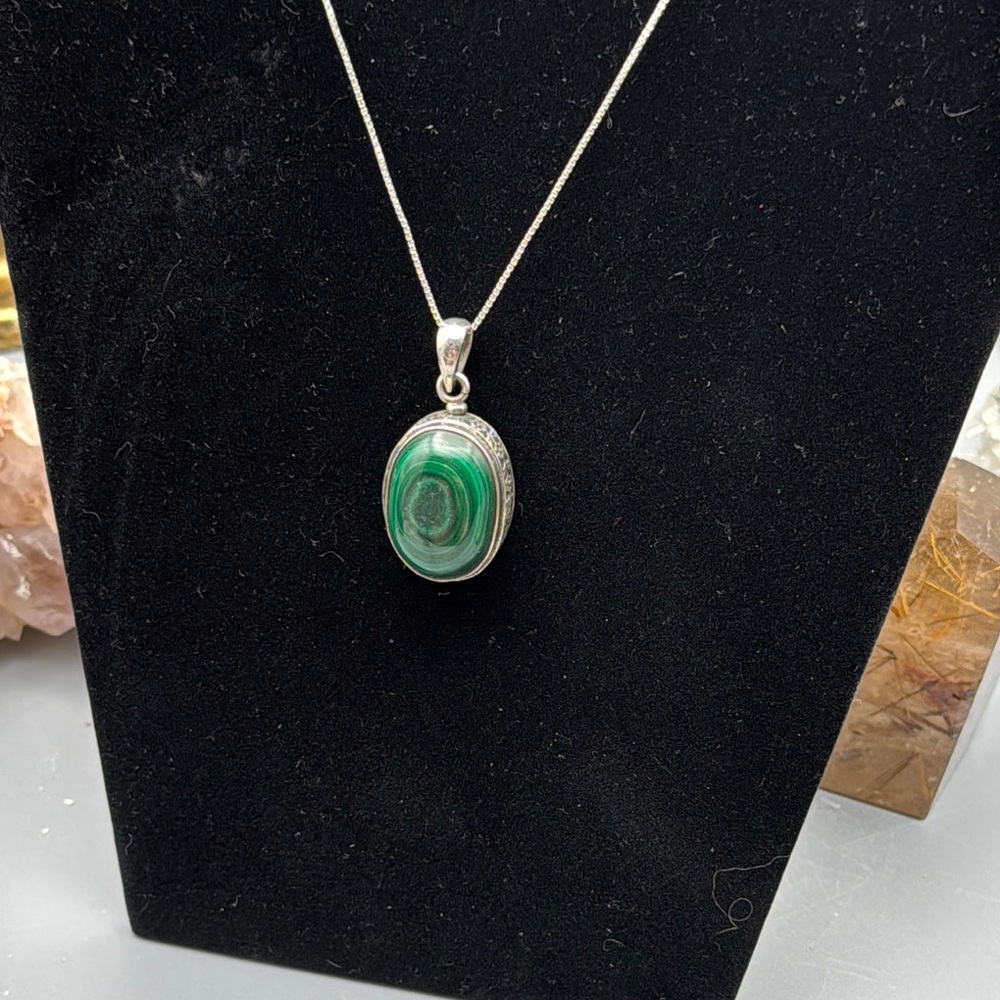 Elegant 925 Sterling Silver Necklace with Green Malachite Pendant